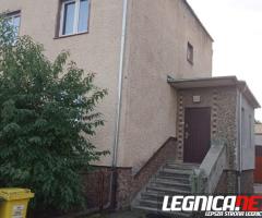 Dom w Legnicy z budynkami warsztatowymi i gospodarczymi