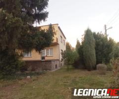 Dom w Legnicy z budynkami warsztatowymi i gospodarczymi