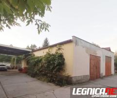 Dom w Legnicy z budynkami warsztatowymi i gospodarczymi